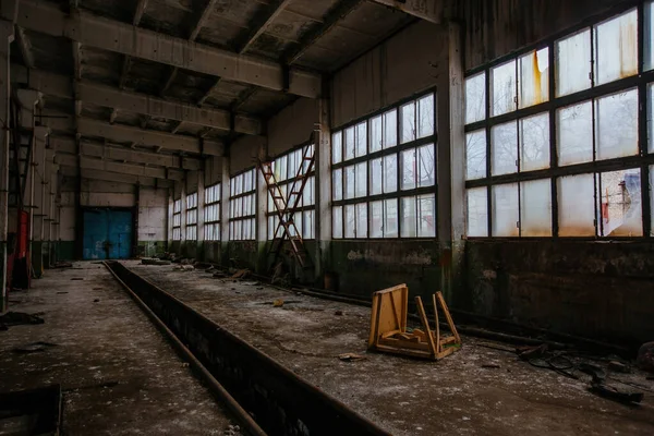 Alte Kaputte Leer Stehende Industriehalle — Stockfoto
