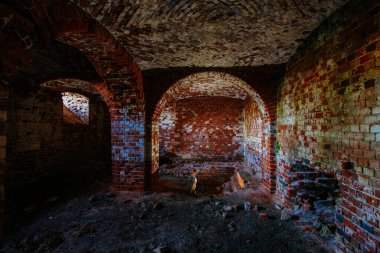 Eski malikanenin altındaki kırmızı tuğladan bir zindan..