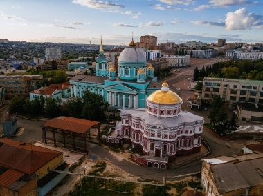 İyi akşamlar Kursk, Znamensky Katedrali ve Diriliş Kilisesi, hava aracı manzaralı.