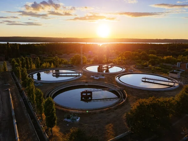 现代污水处理设备 日落时的废水净化池 — 图库照片