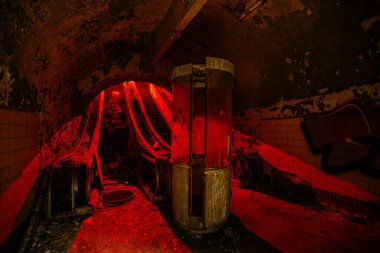 Karanlık ve ürkütücü eski metro istasyonu.