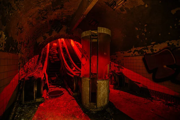 Karanlık ve ürkütücü eski metro istasyonu.