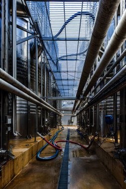 Modern şaraphanede fermantasyon için büyük tanklar.