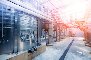 Modern şaraphanede fermantasyon için büyük tanklar.