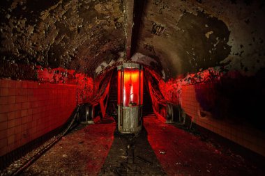 Karanlık ve ürkütücü eski metro istasyonu.