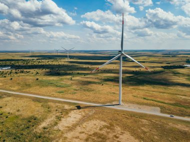 Yaz günü kırsal bölgede rüzgar türbinleri, hava manzarası.