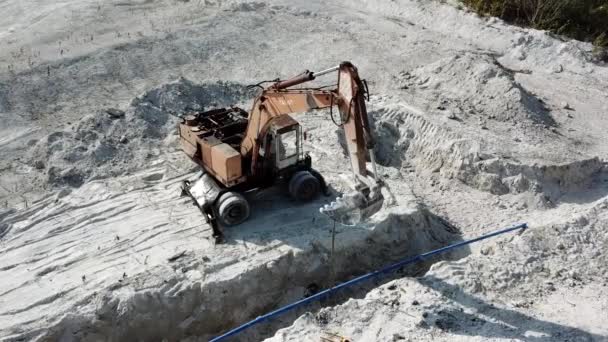 Escavadeira que coloca tubos, vista aérea de drone — Vídeo de Stock