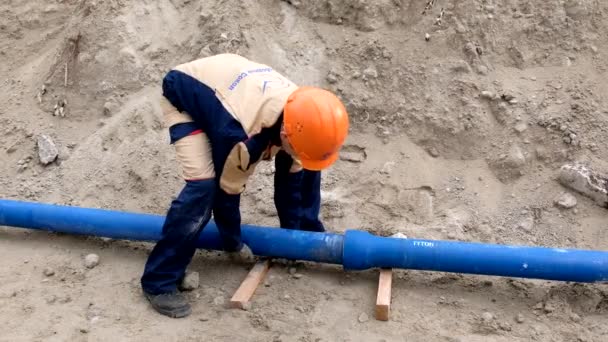 Trabalhador instalando sistema de tubulação de abastecimento de água — Vídeo de Stock