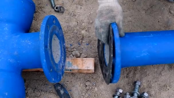 Arbeiter installieren Wasserleitungssystem, aus nächster Nähe — Stockvideo