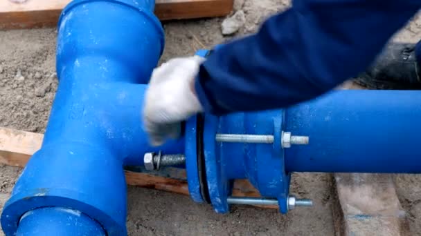 Trabajadores instalando sistema de tuberías de suministro de agua, de cerca — Vídeo de stock