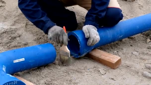 Arbeiter reinigt Rohre zur Schmierung mit Bürste — Stockvideo