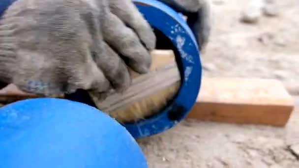 Працівник чистить труби для змащення пензлем — стокове відео