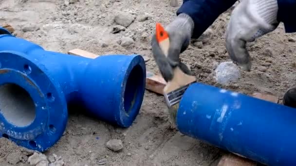 일꾼 들은 솔로 윤활유용 파이프를 청소 한다 — 비디오