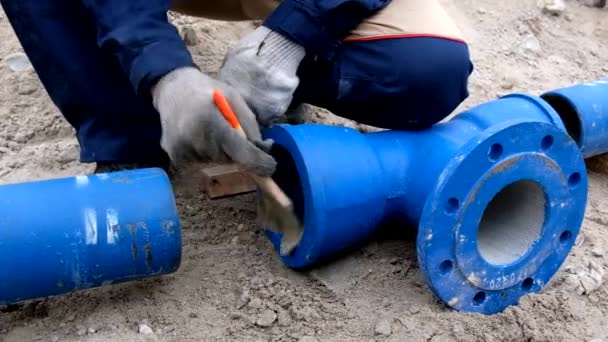 Worker cleans pipes for lubrication by brush — Stock Video