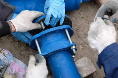 İşçiler su tedarik boru hattı sistemi kuruyor, kapatın.