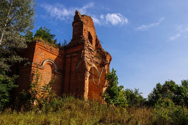 Alte Verlassene Kirchenruinen Von Pflanzen Überwuchert — Stockfoto