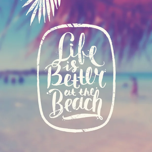 La vie est meilleure à la plage l'été dessin à la main calligraphie conception de police sur un fond de plage tropicale floue. Illustration vectorielle — Image vectorielle