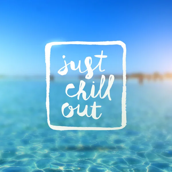 Gewoon chill out-hand getekende belettering typeontwerp tegen een tropische azuurblauwe zee onscherpe achtergrond — Stockvector