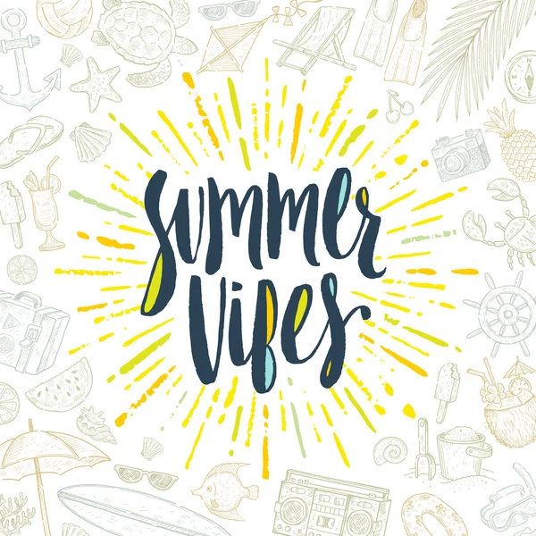 Letní vibrace - letní prázdniny přání. Ručně psané kaligrafie s barevný sunburst a ručně kreslenou letní dovolenou předměty. Vektorové ilustrace. — Stockový vektor