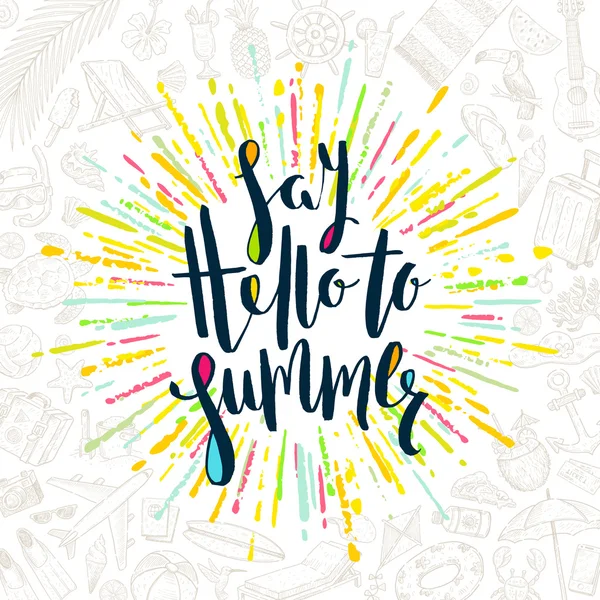 Zeg hallo tegen zomer - zomer vakantie wenskaart. Handgeschreven kalligrafie met veelkleurige sunburst en hand getrokken zomer vakantie items. Vectorillustratie — Stockvector