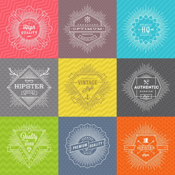 Vector set med linje tecken och emblem med hipster symboler och typ design på en färgad bakgrund — Stock vektor