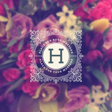 Vintage monogram logo şablonu ile kaligrafi zarif Süsleme öğeleri bir bulanık çiçek arka plan üzerinde gelişir. Kimlik tasarımı kafe, dükkan, mağaza, Restoran, butik, otel, Hanedan, mektup ile moda ve vb.