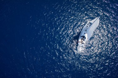 Açık denizde rüzgarlı gün yelken yat şaşırtıcı görünümüne. Drone görünümü - kuşlar göz