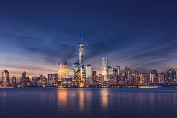 Nueva York - Manhattan después del atardecer - hermoso paisaje urbano — Foto de Stock