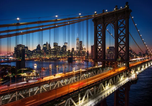 Nova Iorque - belo pôr-do-sol sobre Manhattan com Manhattan e Brooklyn Bridge — Fotografia de Stock