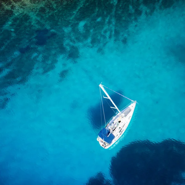 Amazing view to boat, clear water - caribbean paradise — Stock Photo, Image