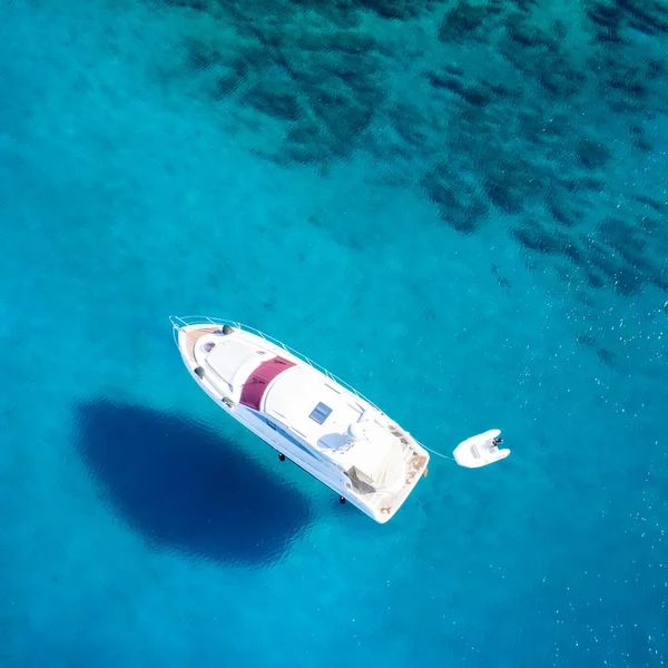 Amazing view to boat, clear water - caribbean paradise — Stock Photo, Image