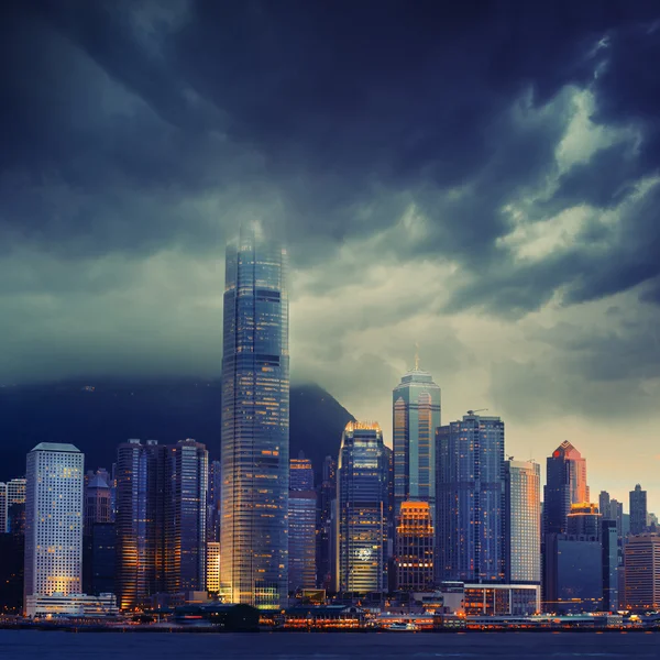 Hong Kong skyline in stormachtige weer - geweldige sfeer — Stockfoto