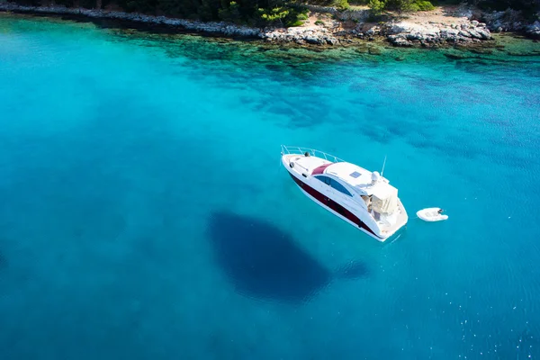 Prachtig uitzicht op de boot, helder water - Caribische paradijs — Stockfoto