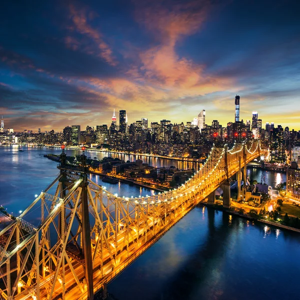 Nova Iorque - incrível pôr do sol sobre Manhattan com a ponte de Queensboro — Fotografia de Stock