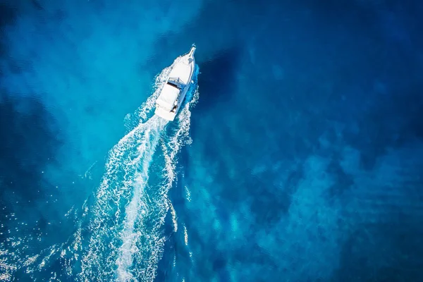 Increíble vista al yate, a la mujer nadadora y al paraíso caribeño de aguas claras —  Fotos de Stock