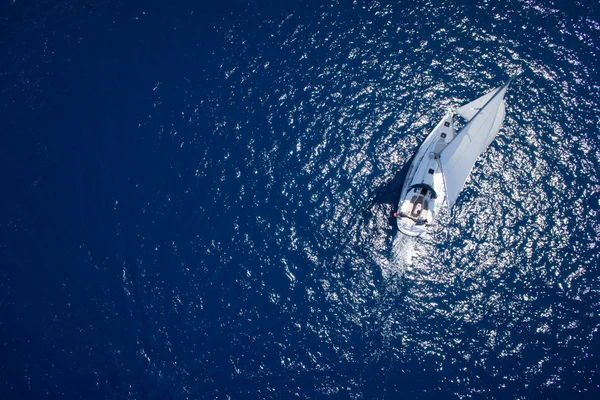 Increíble vista al yate navegando en mar abierto en el día ventoso. Vista del dron - ojo de las aves — Foto de Stock