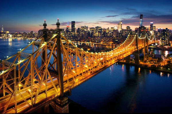 Nova Iorque - incrível pôr do sol sobre Manhattan com a ponte de Queensboro — Fotografia de Stock