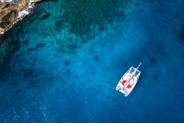 Katamaran rüzgarlı gün açık denizde seyir için şaşırtıcı görünümü. Robot - göz açısı Coco Island kuşlar