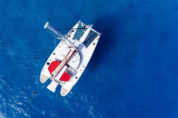 Enastående utsikt till katamaran cruising i öppna havet på blåsig dag. Drone fåglar öga vinkel — Stockfoto