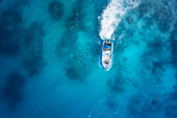 Bateau de vitesse sur la mer azur — Photo