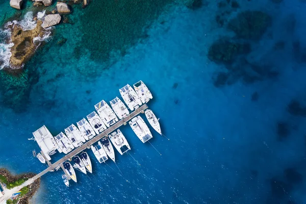 Úžasný pohled do jachty v přístavu - Drone pohled. ptáci oko úhel — Stock fotografie