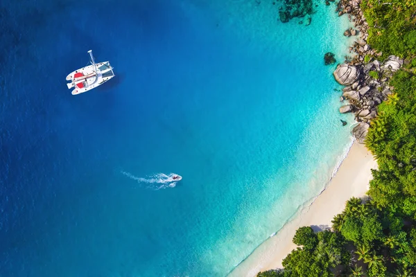 Prachtig uitzicht op jacht in baai met strand - Drone weergave. Vogels oog hoek — Stockfoto
