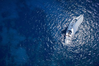 Açık denizde rüzgarlı gün yelken yat şaşırtıcı görünümüne. Drone VI