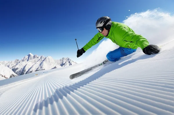 Esquiador em pise em altas montanhas — Fotografia de Stock