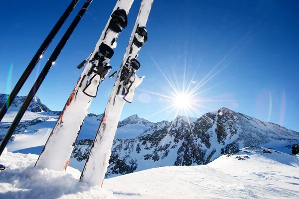 Equipamento de esqui em altas montanhas na neve no inverno — Fotografia de Stock