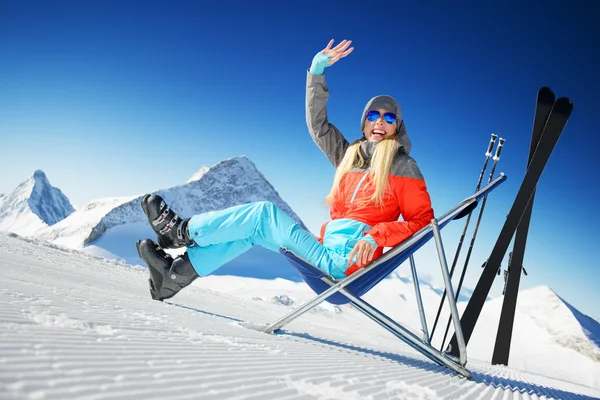 Menina se divertindo na estância de esqui Fotos De Bancos De Imagens