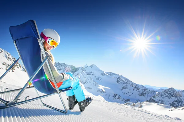 Menina se divertindo na estância de esqui Fotos De Bancos De Imagens Sem Royalties