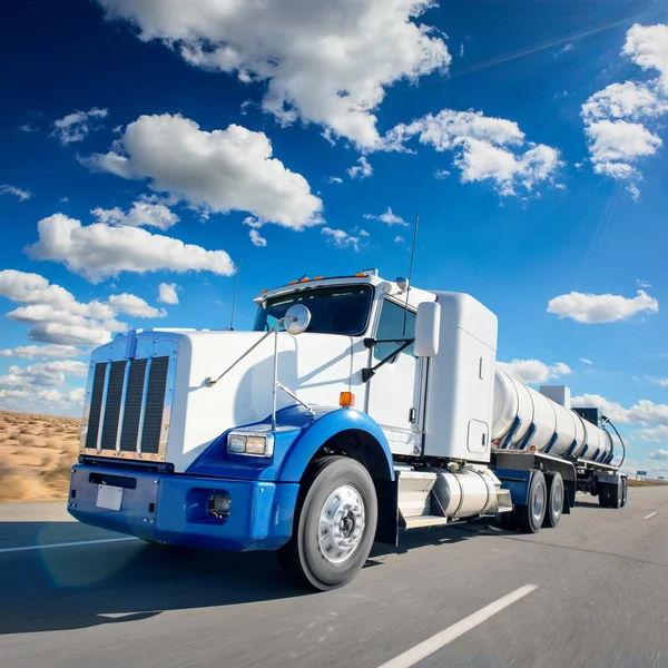 Lastbil och highway vid dag - transport bakgrund — Stockfoto