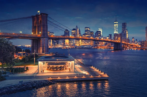 New York Brooklyn Bridge met Manhattan in de achtergrond - Vintage stijl — Stockfoto