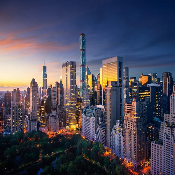 New York city - fantastische zonsopgang boven central park en de upper east side van manhattan - Birds Eye / Luchtfoto uitzicht — Stockfoto